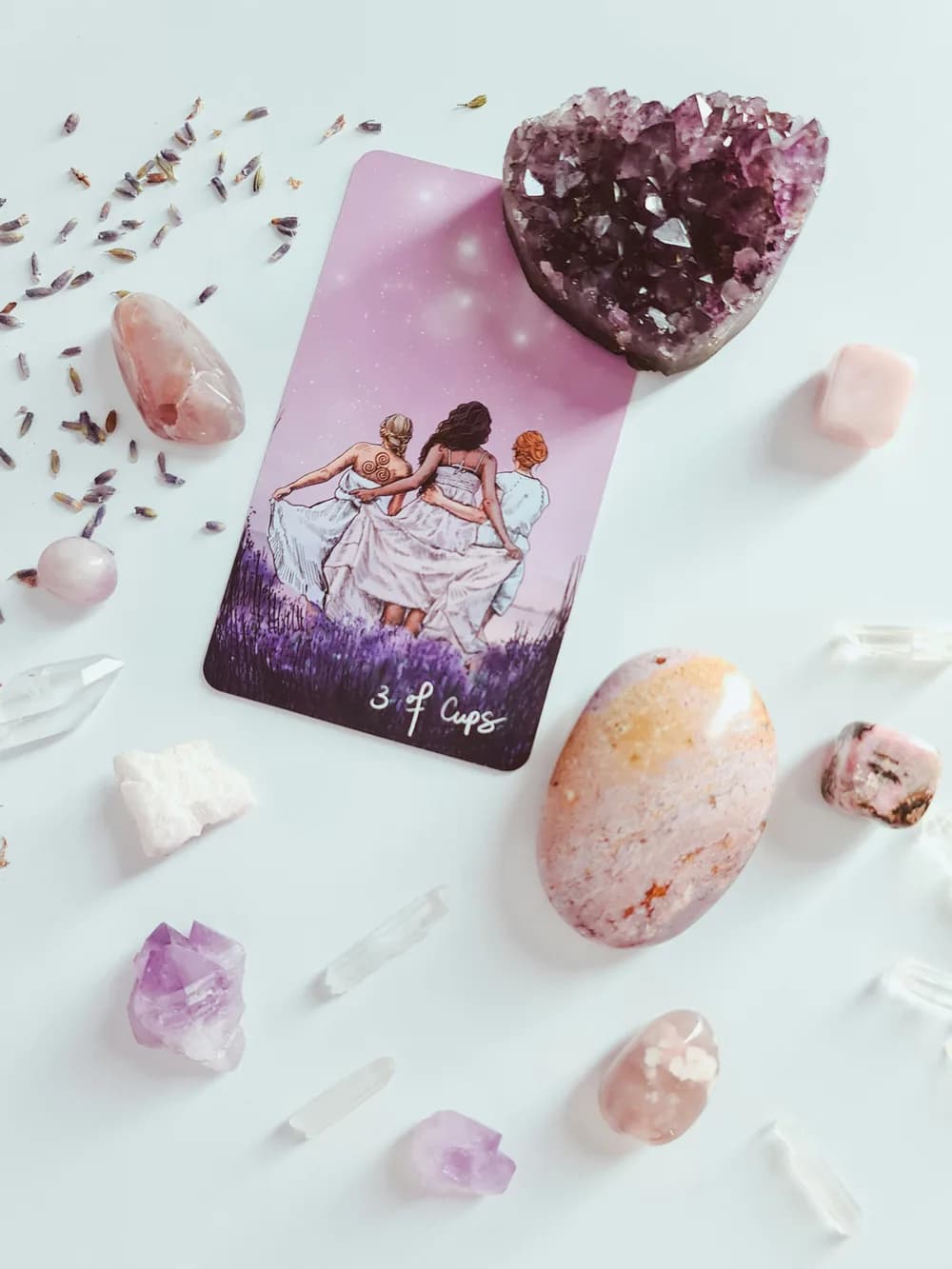 Cartas e pedras sobre mesa com símbolos dos signos do zodíaco
