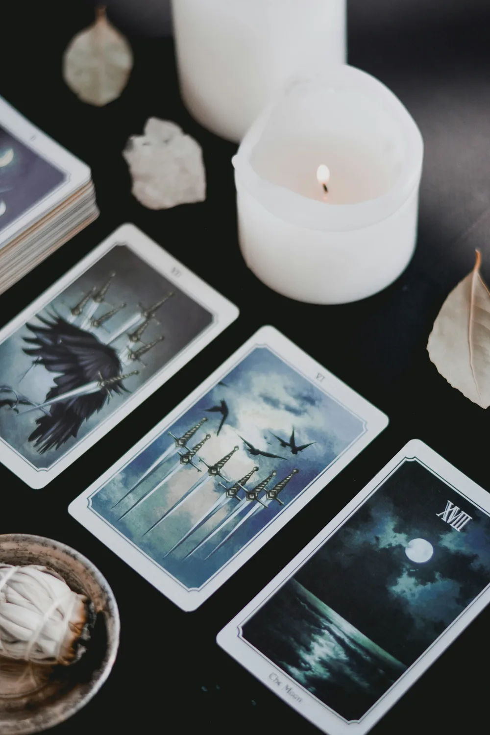 Tarot do amor com cartas e velas representando sentimentos e relacionamento