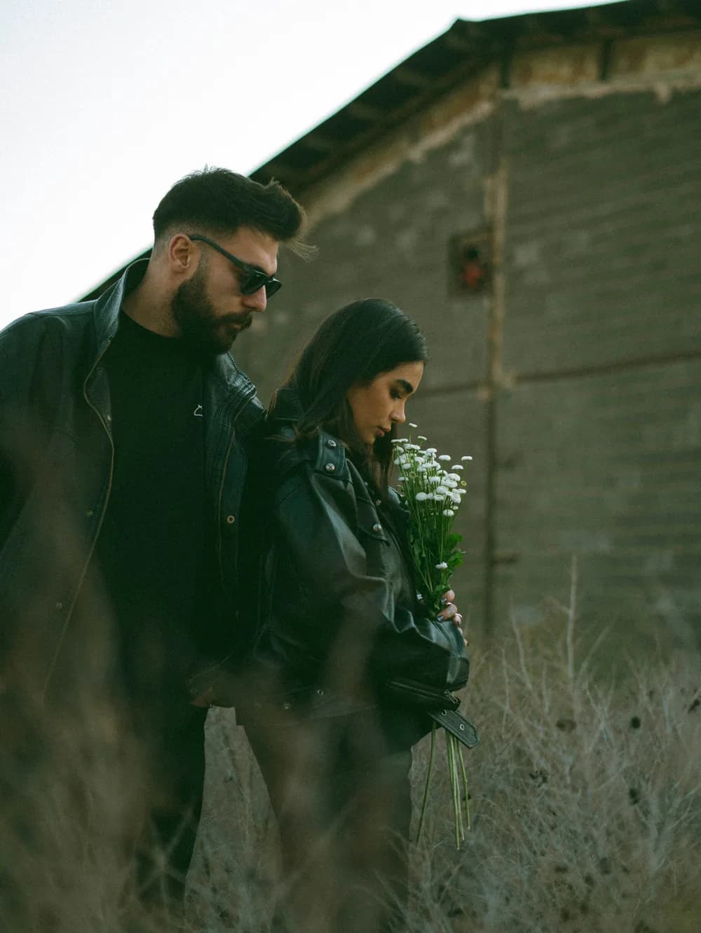 Homem com flores reconquistando parceira após traição