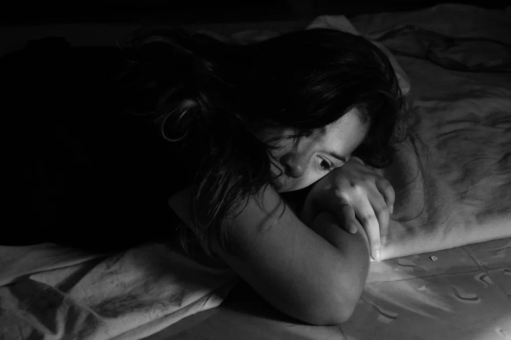 Mulher pensativa sobre intenção dele em consulta de tarot do amor
