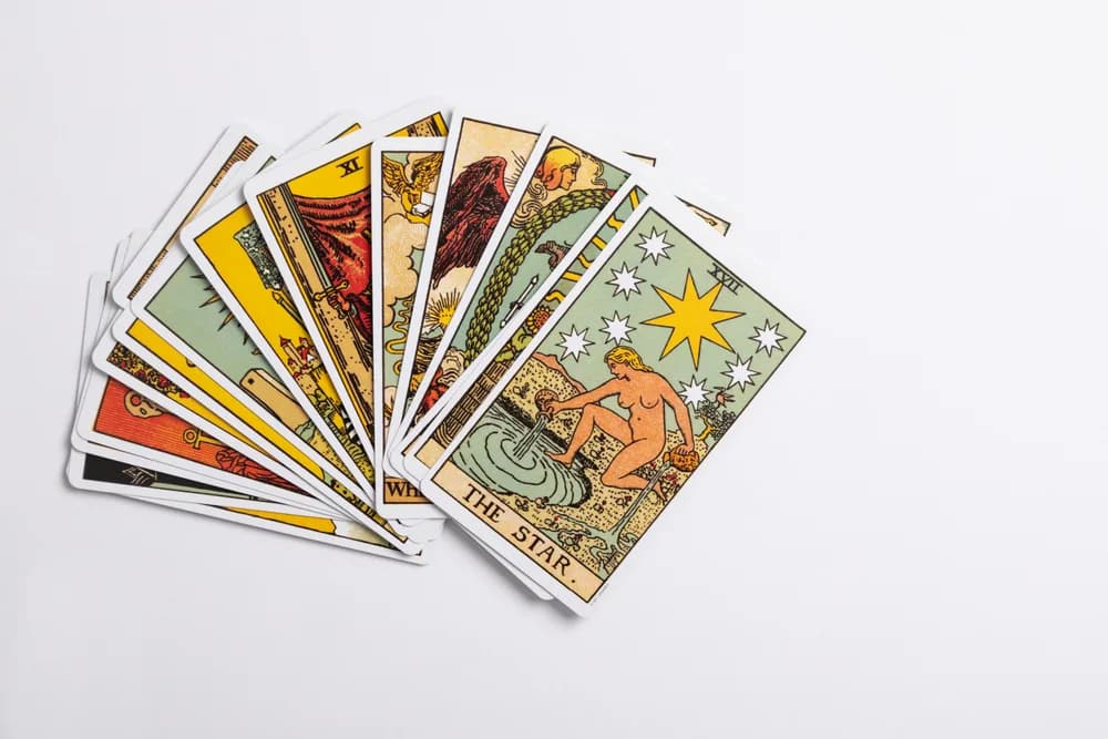 Cartas de tarot revelando se ele(a) sente desejo