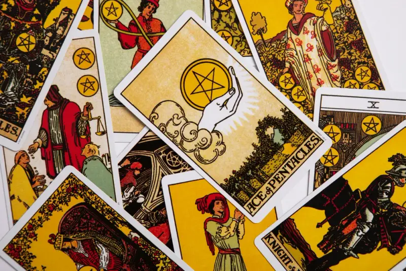 Cartas de tarot dispostas na mesa para leitura personalizada