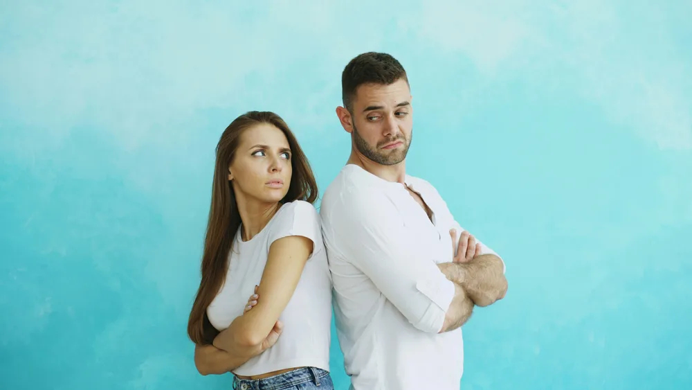 Casal em conflito refletindo sobre devo terminar o relacionamento