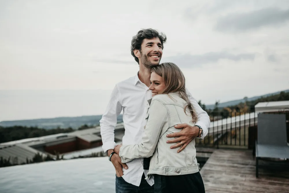 Casal em harmonia após decisão consciente no relacionamento