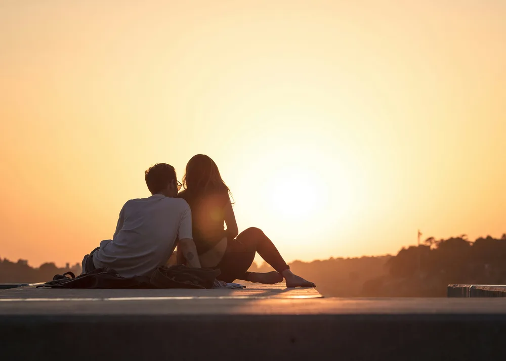 Casal ao por do sol representando vou encontrar o amor com Tarot